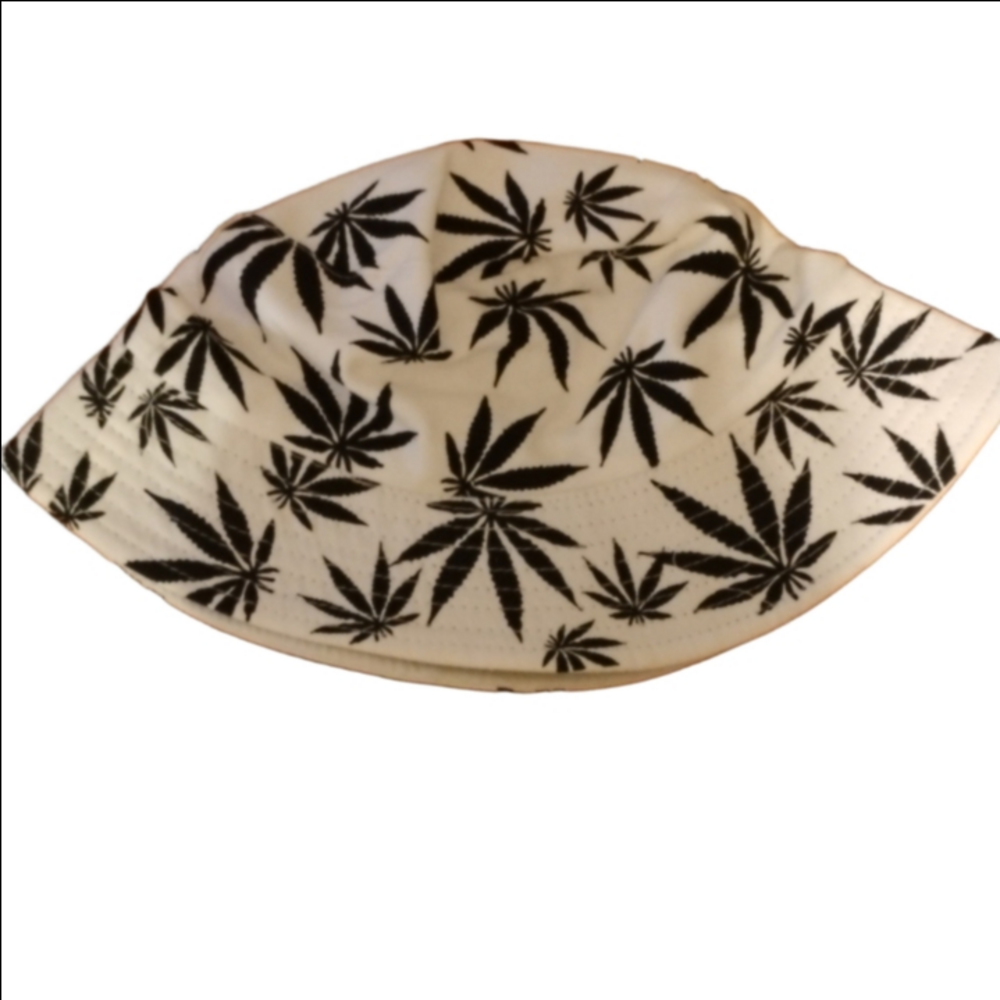 Black/ white smaller bucket style hat. Leafy decorative hat.